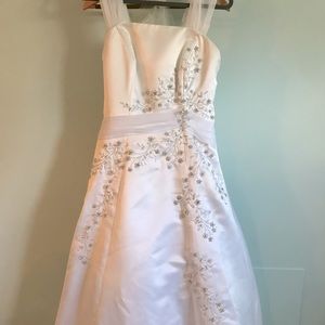 never worn bridal dress w/Swarovski crystals pearl beadsdetachable cap sleeves.